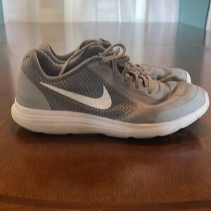 Nike Revolution 3 Mens Size 6.5Y Running Sneakers 819413-008 light grey